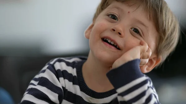 Adorabile Espressivo Piccolo Ragazzo Ritratto Faccia — Foto Stock