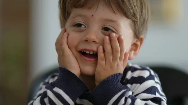 Entzückend Ausdrucksstarkes Portrait Eines Kleinen Jungen — Stockfoto