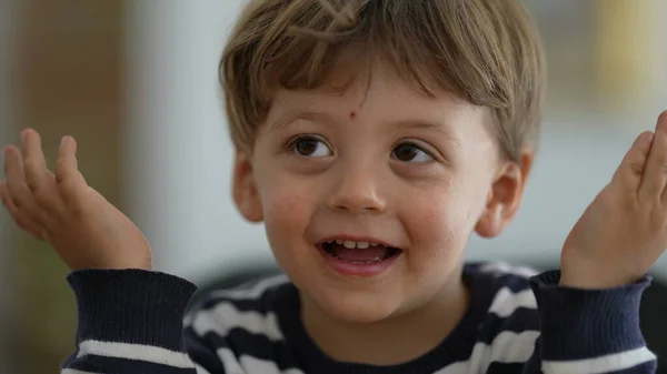 Bedårande Uttrycksfull Liten Pojke Porträtt Ansikte — Stockfoto