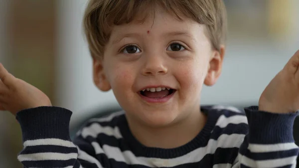 Adorabile Espressivo Piccolo Ragazzo Ritratto Faccia — Foto Stock