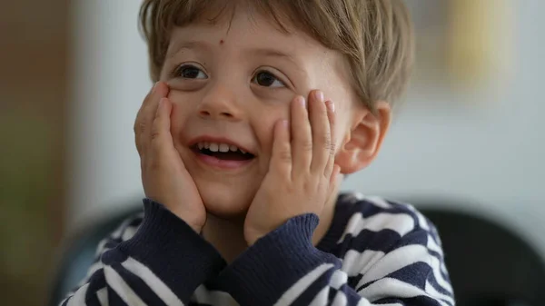 Bedårande Uttrycksfull Liten Pojke Porträtt Ansikte — Stockfoto