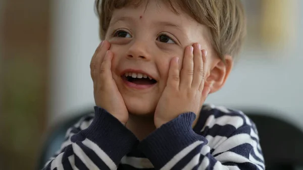 Bedårande Uttrycksfull Liten Pojke Porträtt Ansikte — Stockfoto