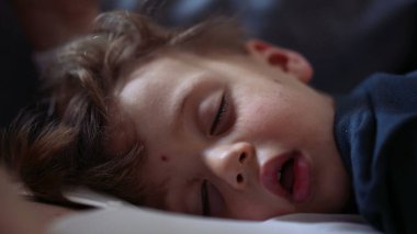 Ufaklık uyku saatinde uyuyor.
