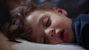 Ufaklık uyku saatinde uyuyor.