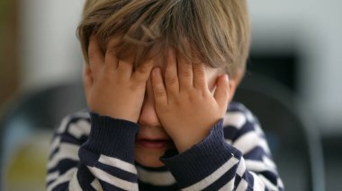 Küçük çocuğun tepkisi. Elleri kapalı bir yüz yok.