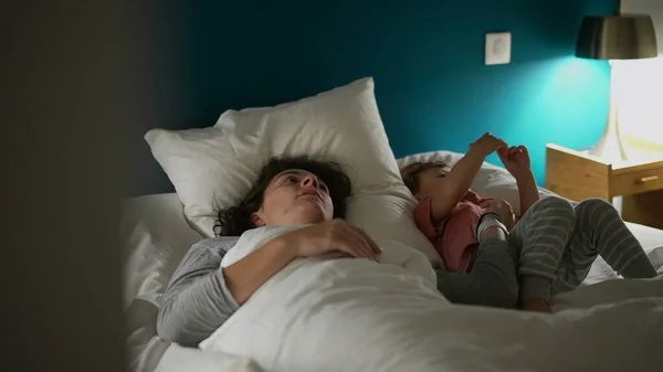 Mutter Und Kind Bett Der Nacht Offen Casual Real Life — Stockfoto