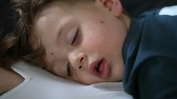 Malý Chlapec Spí Dítě Spící Během Zdřímnutí — Stock fotografie