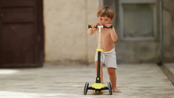 Mały Chłopiec Jazda Zabawka Skuter Zewnątrz Bez Koszulki Dziecko Równowadze — Zdjęcie stockowe