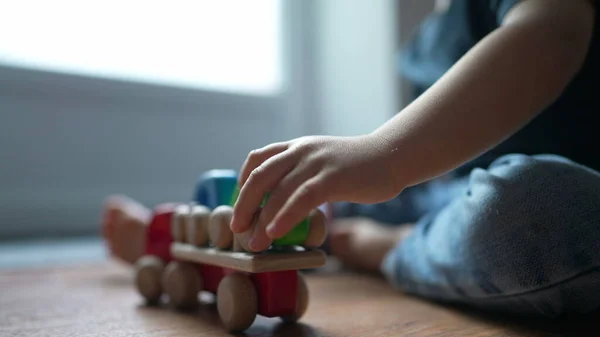 Kleine Jongen Spelen Met Speelgoed Hardhouten Vloer — Stockfoto