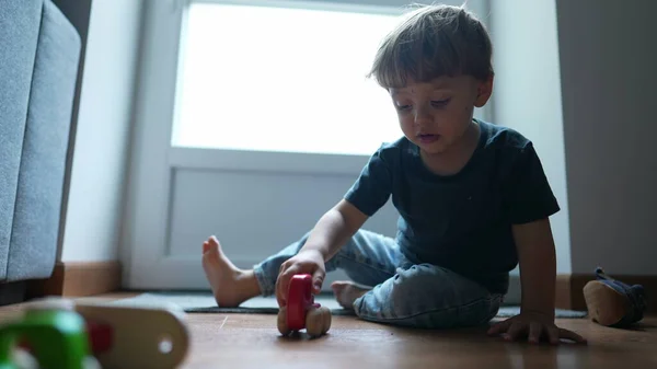 Маленький Хлопчик Грає Іграшками Дерев Яній Підлозі — стокове фото