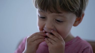 Ekmek yiyen küçük çocuk karbonhidrat yiyor.