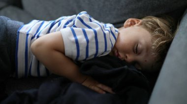 Ufaklık uyuyor. Çocuk uyuyor. Küçük çocuk dinleniyor.