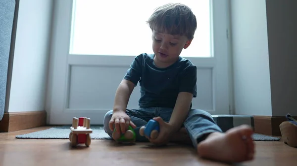 Petit Garçon Jouant Avec Des Jouets Sur Plancher Bois Franc — Photo