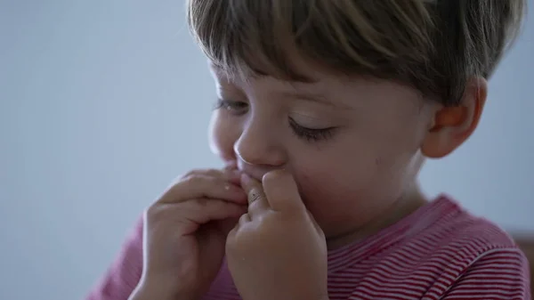 Petit Garçon Manger Morceau Pain Enfant Mange Nourriture Glucide — Photo