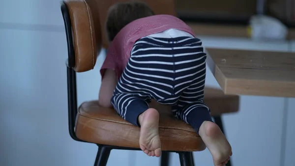 Malý Chlapec Lezení High Chair Dítě Leze Židle — Stock fotografie