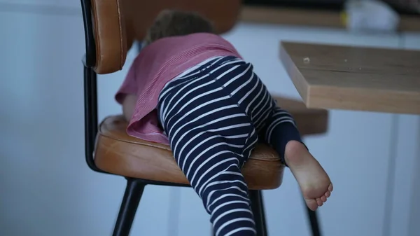 Niño Pequeño Escalando Silla Alta Niño Sube Silla — Foto de Stock