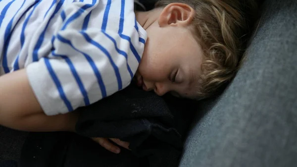 Menino Dormindo Criança Cochilando Close Rosto Criança Menino Descansando — Fotografia de Stock