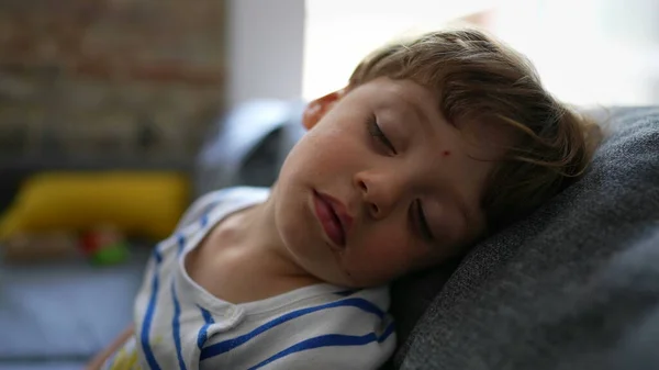 Liten Pojke Sover Barn Tupplur Närbild Ansikte Småbarn Pojke Vilar — Stockfoto