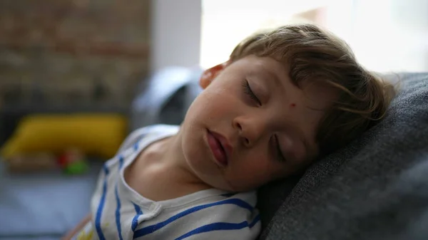 Menino Dormindo Criança Cochilando Close Rosto Criança Menino Descansando — Fotografia de Stock