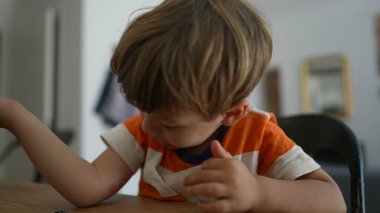 Sivrisinek ısırığı gösteren çocuk kolunda böcek ısırığı olduğunu gösteriyor.