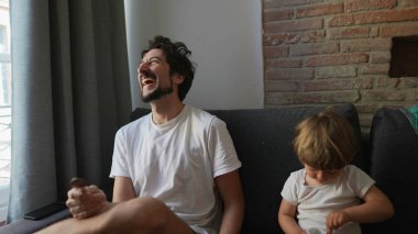 Mutlu adam güler gerçek hayat güler samimi ve sıradan