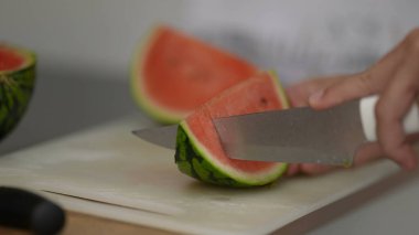 Dilimlenmiş karpuz meyvesi dilimleri.