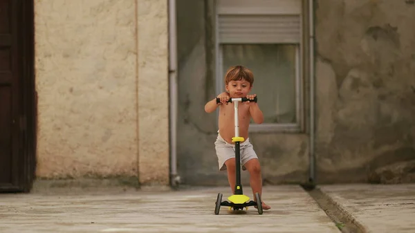 Kind Rijdt Speelgoed Scooter Zonnige Dag Activiteit — Stockfoto