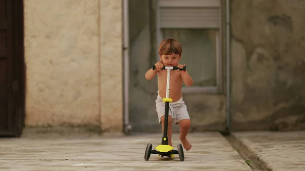 Kid Jeździ Hulajnoga Zabawki Słoneczny Dzień Aktywności — Zdjęcie stockowe