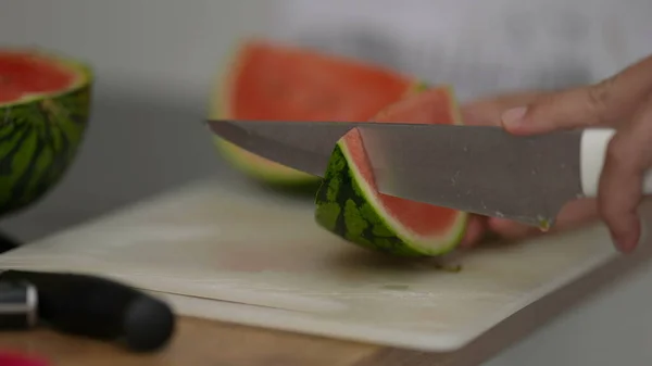 スライスしたスイカの果物を手で切る — ストック写真