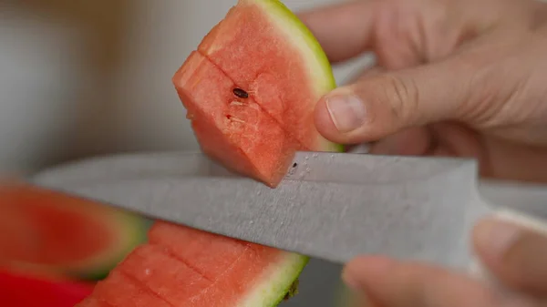 Mão Corte Fruta Melancia Pedaços Fatias — Fotografia de Stock