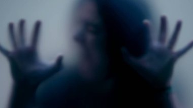 Cam depresyonu kavramının arkasındaki duygusal sorunların odak noktasından çıkarılmış görüntüsü.