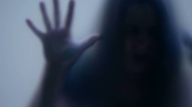 Cam depresyonu kavramının arkasındaki duygusal sorunların odak noktasından çıkarılmış görüntüsü.