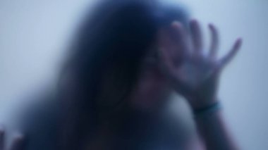 Cam depresyonu kavramının arkasındaki duygusal sorunların odak noktasından çıkarılmış görüntüsü.