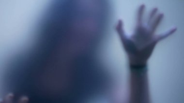 Cam depresyonu kavramının arkasındaki duygusal sorunların odak noktasından çıkarılmış görüntüsü.