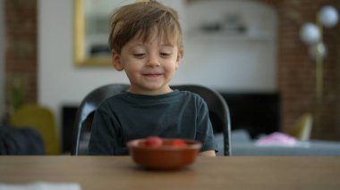 Sevimli küçük çocuk portresi gülümseyen sevimli çocuk