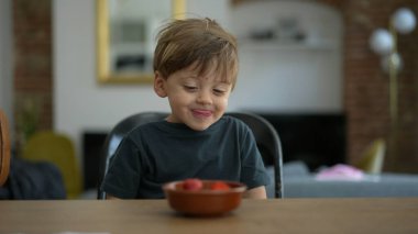 Sevimli küçük çocuk portresi gülümseyen sevimli çocuk