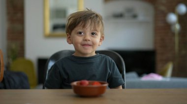 Sevimli küçük çocuk portresi gülümseyen sevimli çocuk