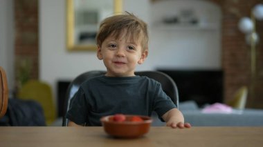 Sevimli küçük çocuk portresi gülümseyen sevimli çocuk