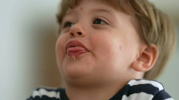 Lindo Niño Escupiendo Cámara Pegando Lengua Fuera Siendo Juguetón —  Fotos de Stock