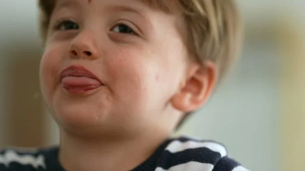 可爱的小男孩在镜头前吐痰 伸出舌头开玩笑 — 图库照片