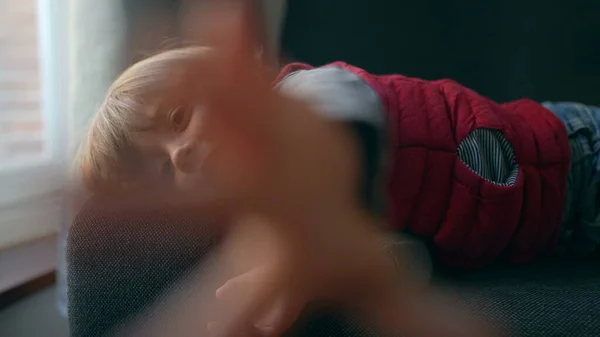 Mignon Enfant Pousser Caméra Loin Bambin Vouloir Toucher Lentille — Photo