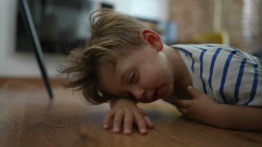 Uykudan sonra uykusuzluktan uyanan çocuk.