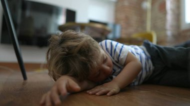 Uykudan sonra uykusuzluktan uyanan çocuk.