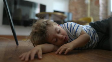 Uykudan sonra uykusuzluktan uyanan çocuk.