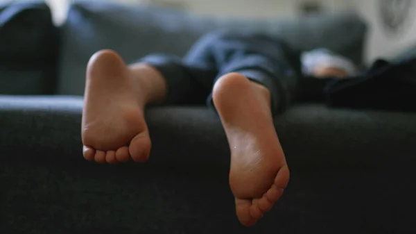 Close Piedi Bambino Sdraiato Sul Divano Dormire — Foto Stock