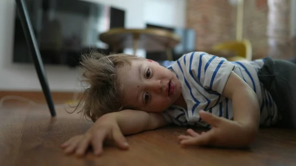 Дитяче Позіхання Прокидається Від Сонливості Після Сну — стокове фото