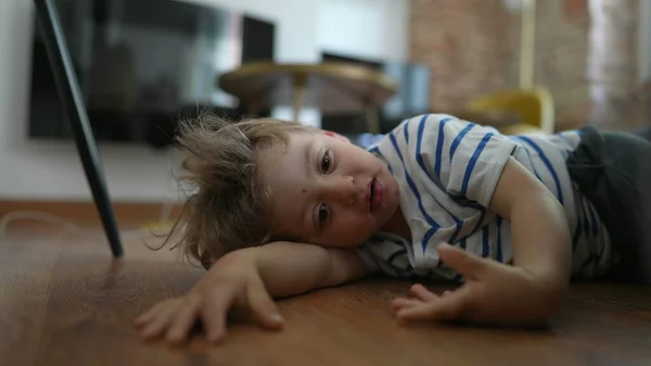 Niña Bostezando Despertando Siesta Somnolencia Después Del Sueño — Foto de Stock