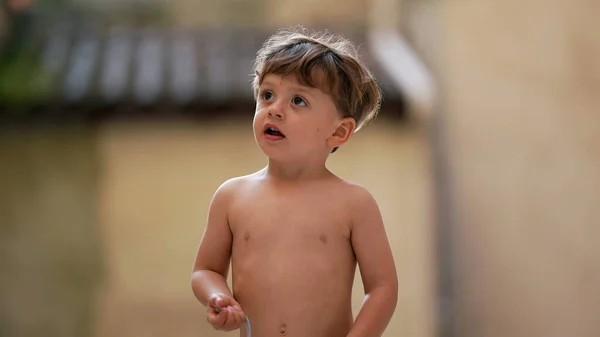 Bambino Che Cammina All Aperto Durante Giornata Estiva Senza Maglietta — Foto Stock
