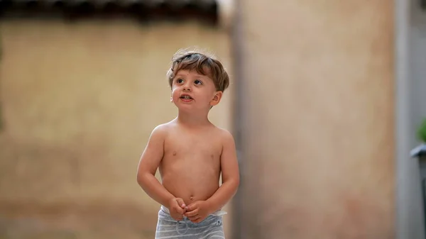 Dziecko Spacerujące Zewnątrz Podczas Letniego Dnia Bez Koszulki Mały Chłopiec — Zdjęcie stockowe