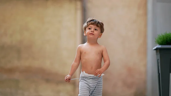 Criança Andando Fora Durante Dia Verão Sem Camisa Menino Pequeno — Fotografia de Stock